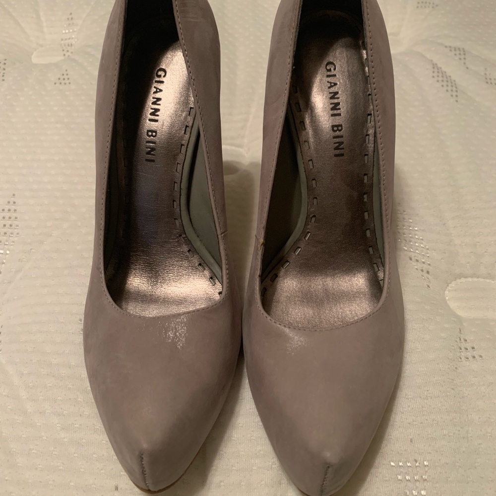 Gianni Bini Gray Pumps
